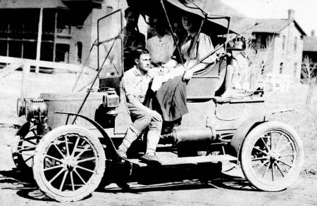 1907 Stanley EX - Taking a breather on an early tour - OR----- Waiting for the water wagon?